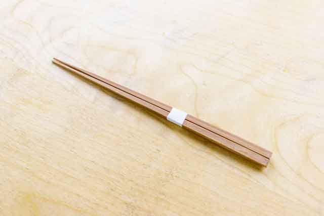 どうするのが正解？割り箸に巻かれた「箸帯」の外し方マナー