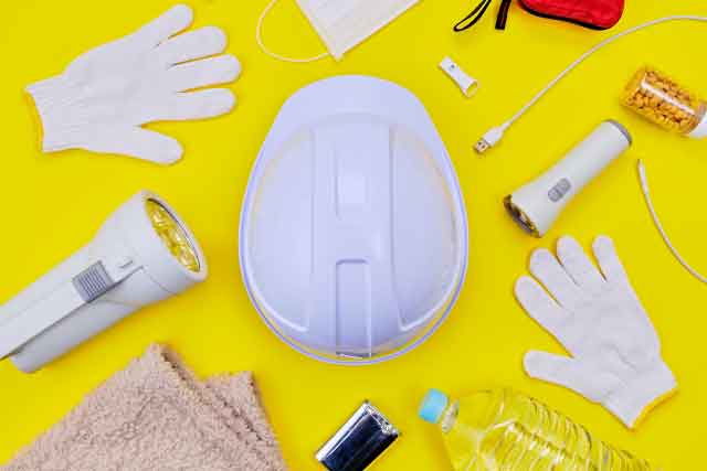 備蓄に最適。3.3cm薄さになる「ミドリ安全 防災用折りたたみヘルメット」