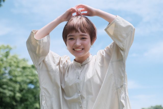 髪を触る女性