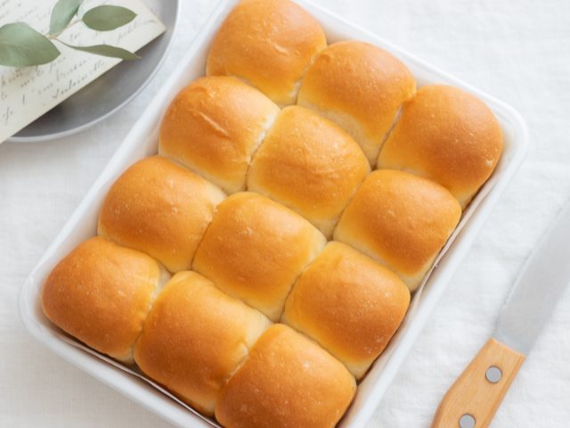 初挑戦におすすめ！人気料理家さんの「シンプルパン」レシピ3つ