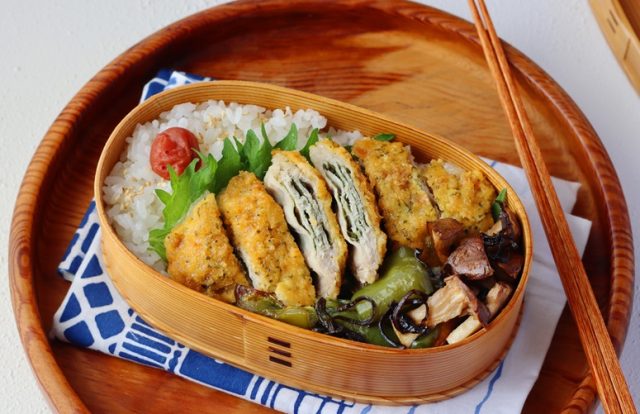「豚と大葉のミルフィーユ焼き」「ピーマンとエリンギの塩昆布和え」2品弁当
