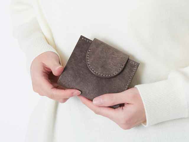 ハンドメイドならではの存在感。丁寧に作られた「MAN MADE WORKS 2つ折り財布」