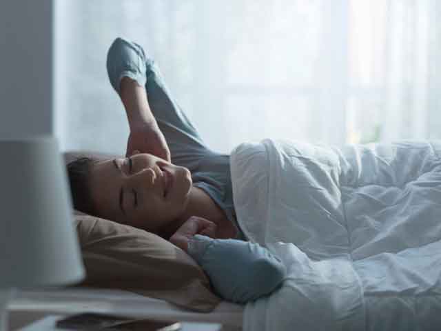 目覚め　女性
