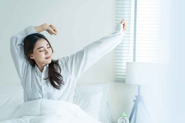 朝寝起きの女性