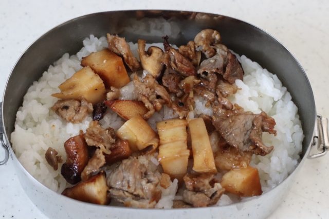 「巣ごもり魯肉飯」「青梗菜ナムル」2品弁当