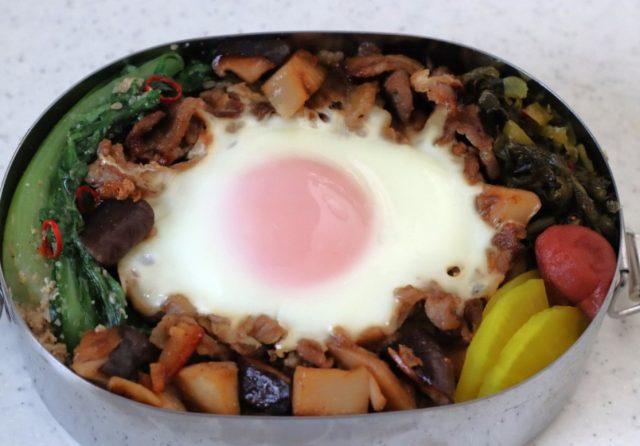 「巣ごもり魯肉飯」「青梗菜ナムル」2品弁当