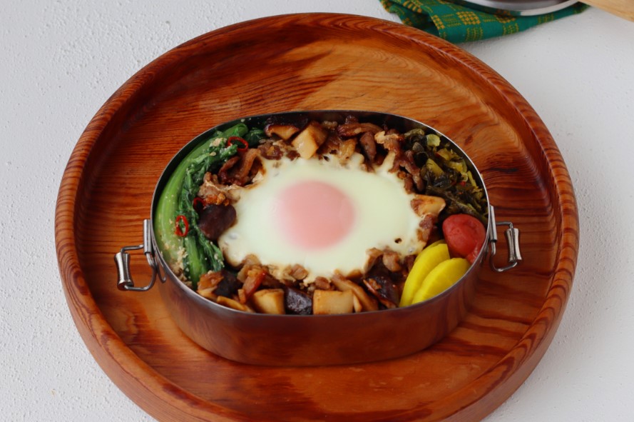 人気の台湾風！簡単「巣ごもり魯肉飯」「青梗菜ナムル」2品弁当