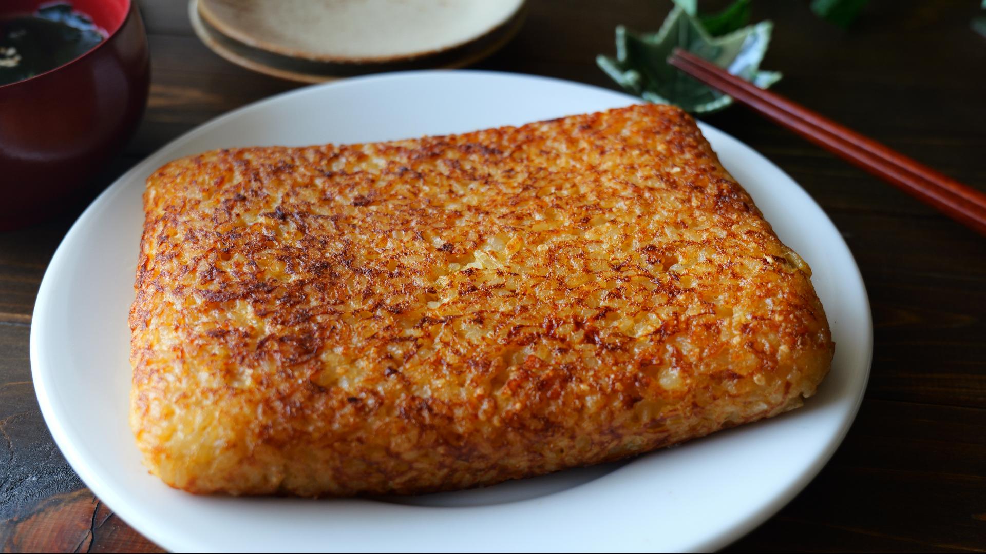 香ばしい香りが食欲をそそる！簡単「卵かけ焼きおにぎり」