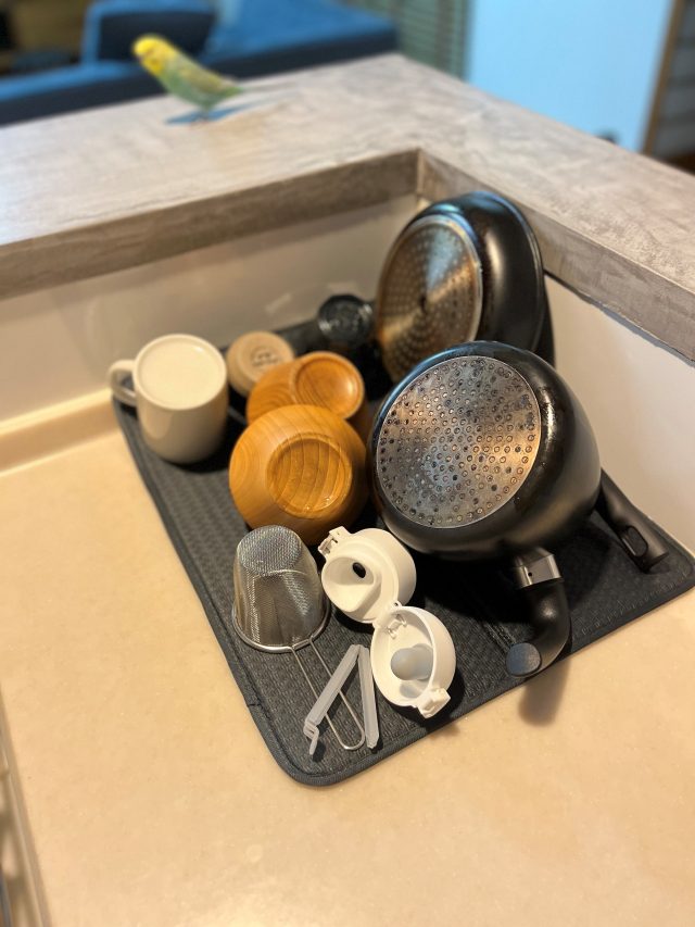 洗った食器の山