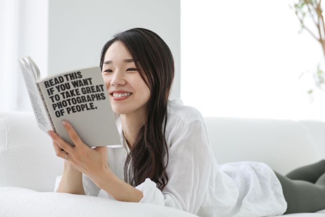 本を読む女性