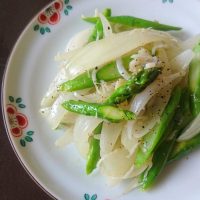 新玉ねぎとアスパラの塩炒め