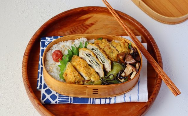 「豚と大葉のミルフィーユ焼き」「ピーマンとエリンギの塩昆布和え」2品弁当
