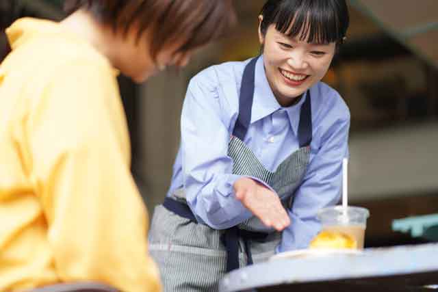 カフェスタッフ