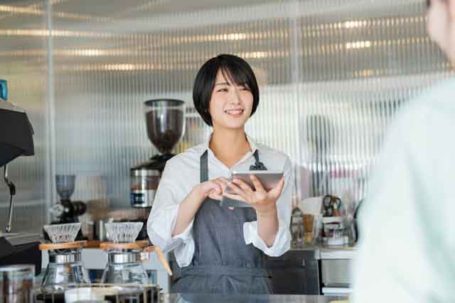 カフェ店員