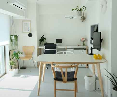置くだけDIYで垢抜け!おしゃれな「フロアタイル」のお部屋3選