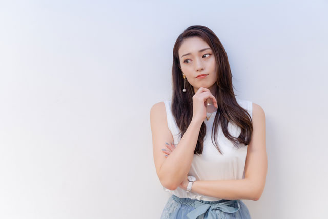 悩む 女性