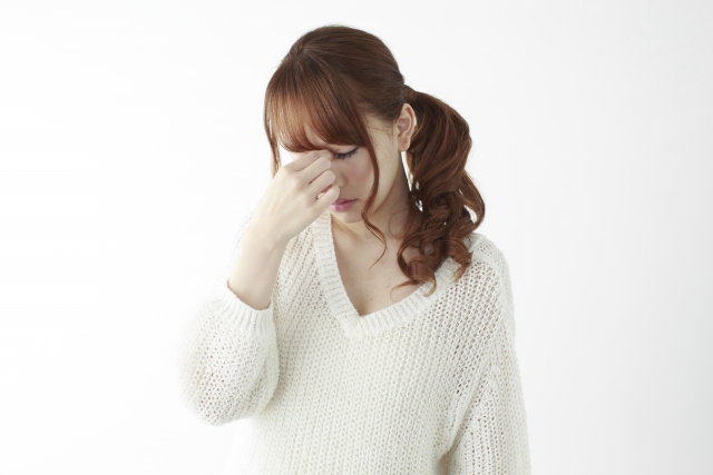 目が疲れている女性
