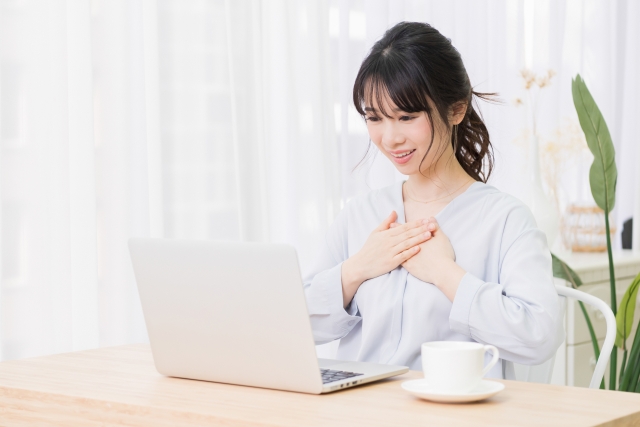 パソコンに向かう女性