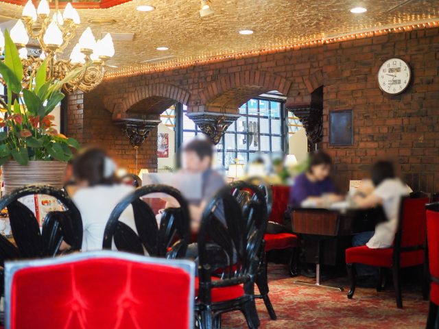 ホテルサンシティの2階「珈琲専門店 伯爵 池袋北口店」店内テーブル席
