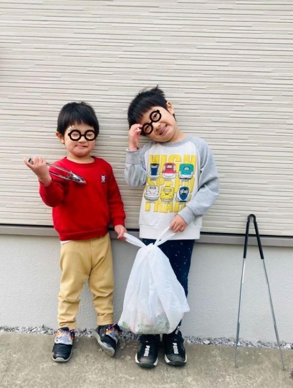 ゴミ拾いをする二人の男の子