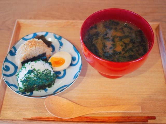 MISOJYU朝食 味噌汁とおにぎり