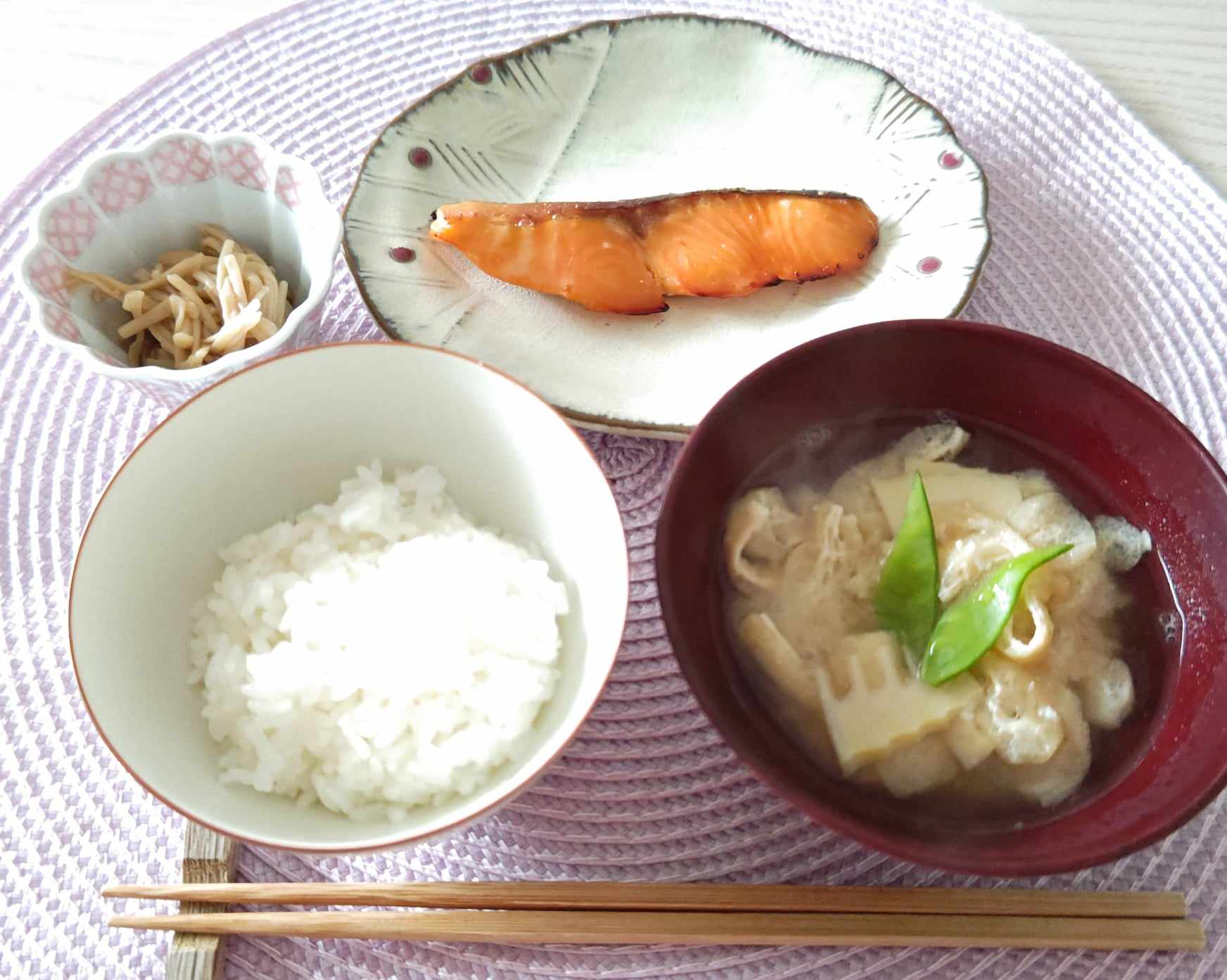 和朝食の定番！朝が待ち遠しくなる「焼き鮭」アレンジレシピ2つ