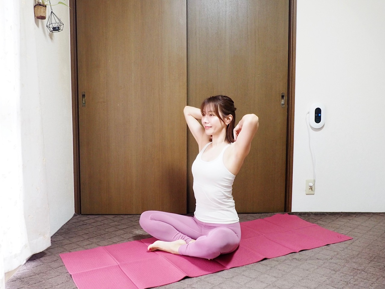 【ベッドの上でもOK！】冷房の使い始め…朝の体のダルさ対策「上半身のストレッチ」