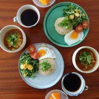 プレートに盛られた朝食
