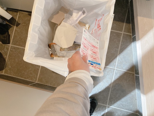 玄関でゴミ箱