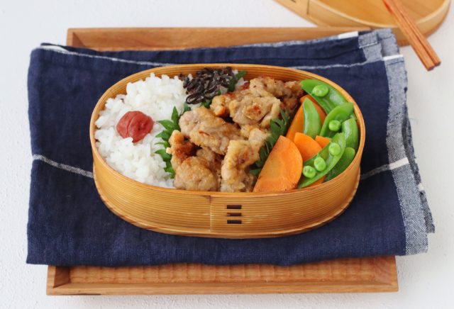 「豚こま唐揚げ」「スナップエンドウの蒸し煮」2品弁当