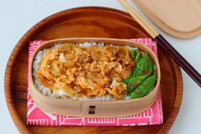 「親子丼」「絹さやの七味和え」2品弁当