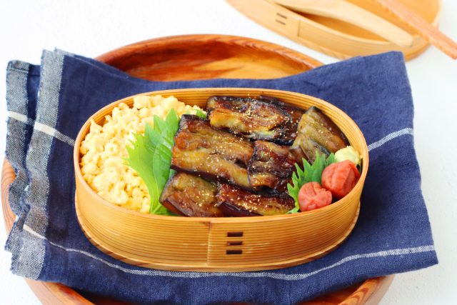 「なすのバター蒲焼き」「レンジ炒り卵」2品弁当
