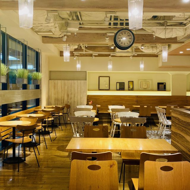 Whityうめだノースモール2にある「Béchamel Café(ベシャメルカフェ)」店内