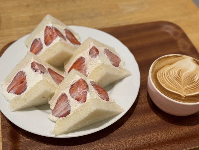 大阪肥後橋 Peak Roast Coffee(ピークローストコーヒー)イチゴサンドとカフェラテ