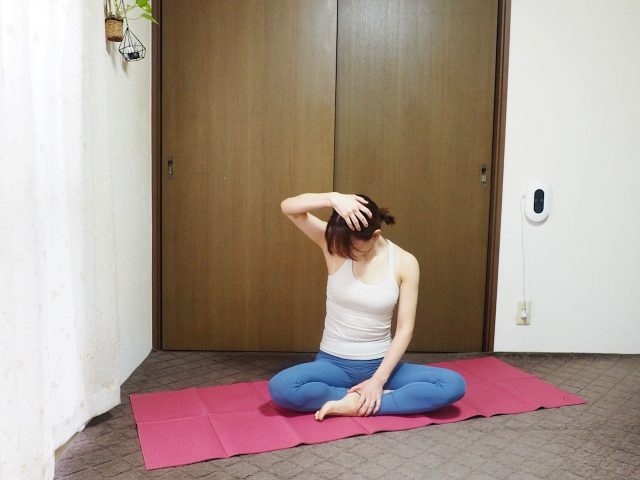 頭を斜め前に倒す