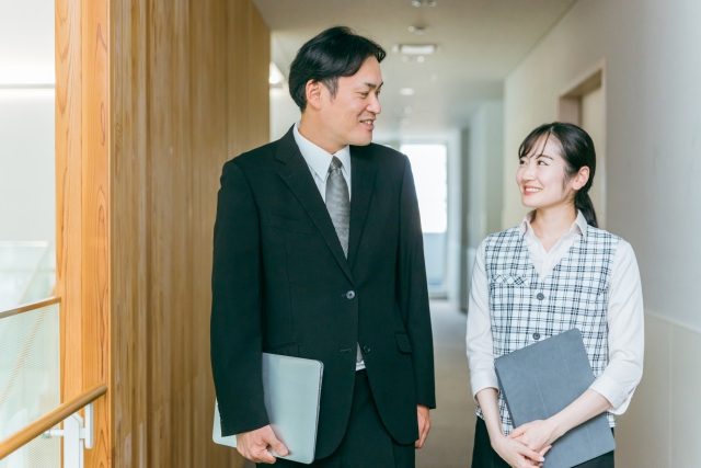 右側or左側？お客様を案内するときの正しい「立ち位置」とは