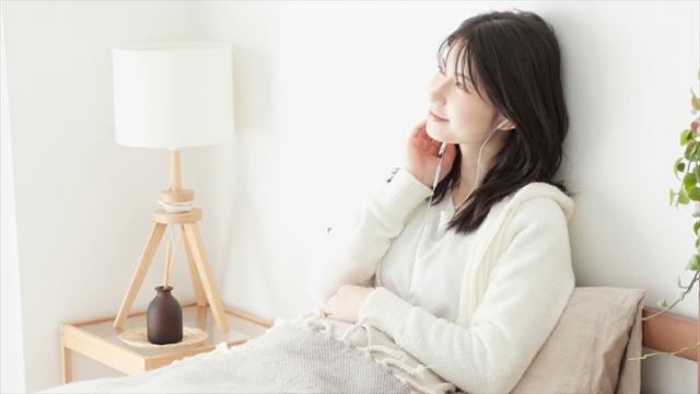 音楽をきく女性 