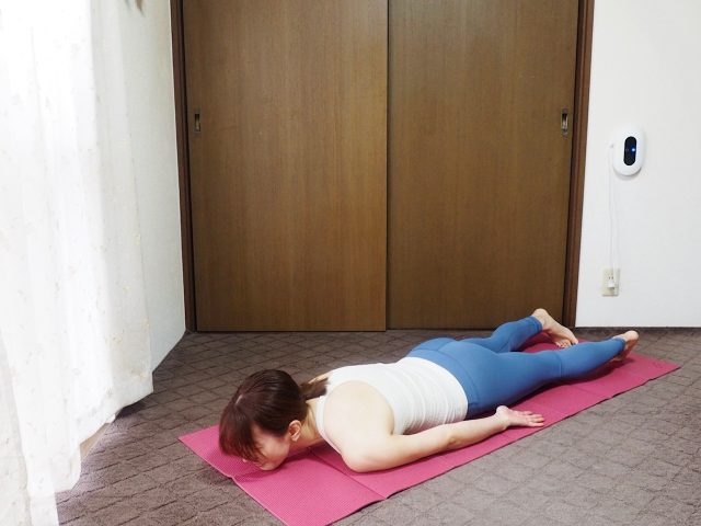 うつ伏せの女性 かかとを外側に