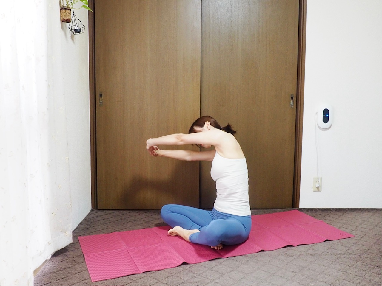 【背中を丸めて5呼吸】「肩甲骨」のあいだの凝り・ダルさをすっきりさせる神ストレッチ