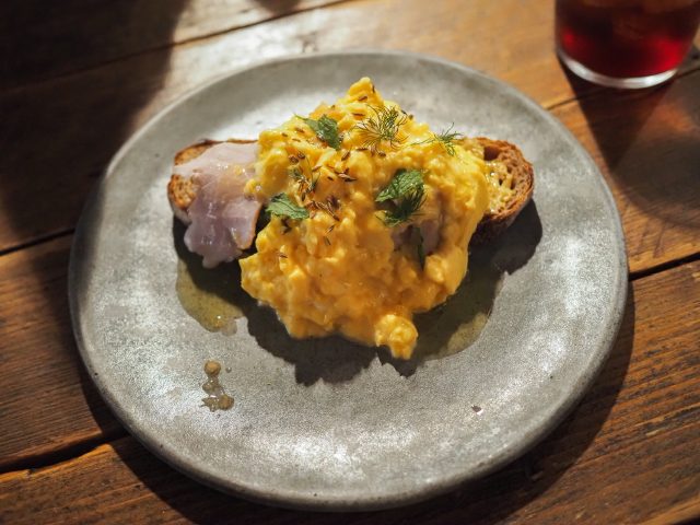 渋谷ビストロロジウラ スクランブルエッグとアボカド、自家製ハムのオープンサンド