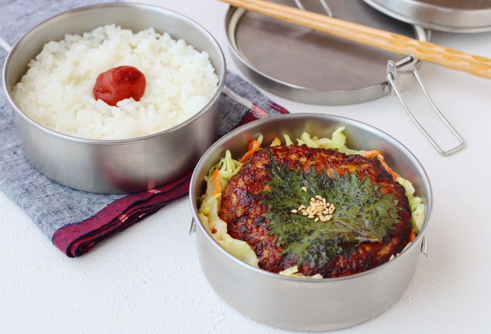 大満足！「鶏と大葉のビッグハンバーグ」「キャベツと卵のレンジ炒め」2品弁当