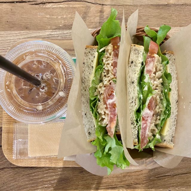 サンドイッチとコーヒー