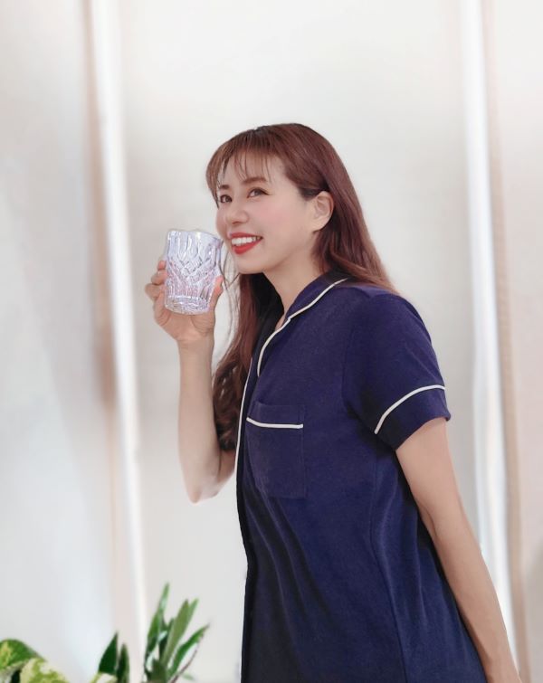 白湯を飲むメグローサさん