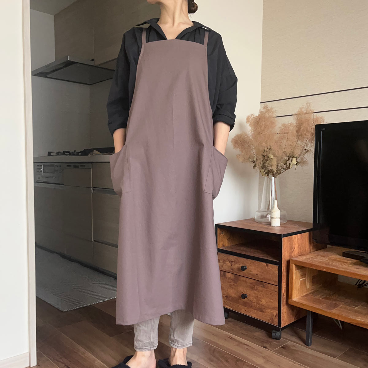 頭からサッとかぶるだけ。パートナーと兼用できる「コットンリネンエプロン」