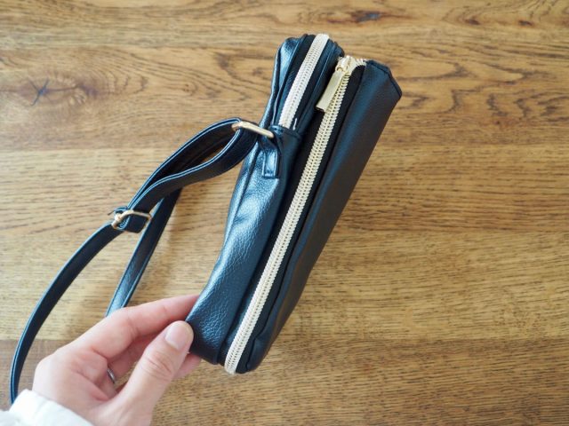 ペットボトルが入るスマホショルダー