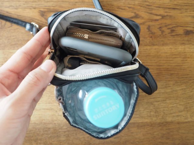 ペットボトルが入るスマホショルダー