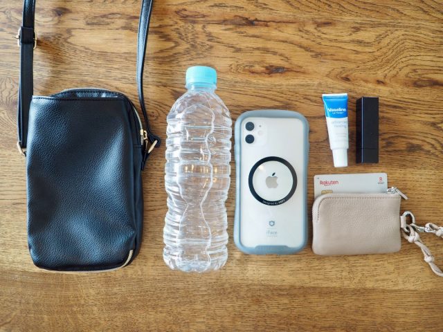 ペットボトルが入るスマホショルダー