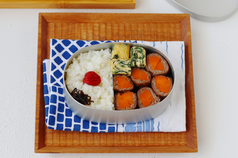 定番をアレンジ！簡単「にんじんの肉巻き」「わかめマヨ卵焼き」2品弁当