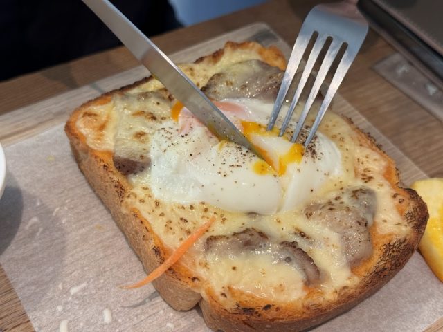 RIO Coffee神戸北野店 店内 モーニングクロックマダムプレート 半熟卵