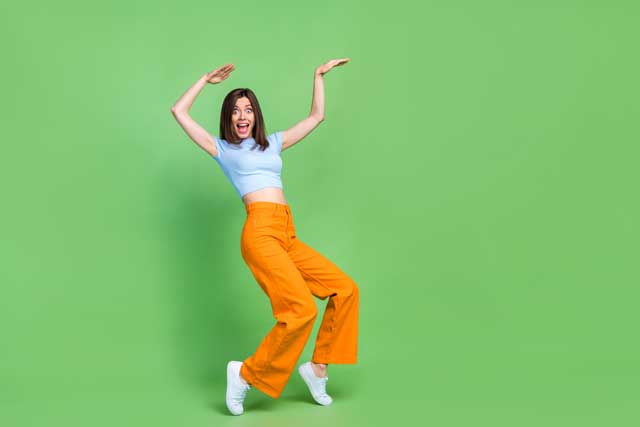英語「I have two left feet」の意味って？